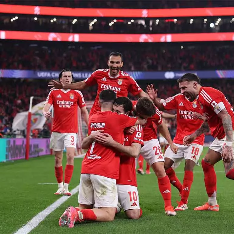 Jugadores del Benfica celebrando pase a octavos de final en la Champions League