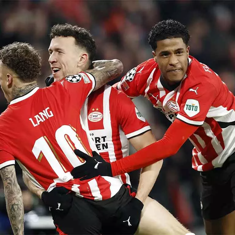 Jugadores del PSV celebran clasificación a octavos de final