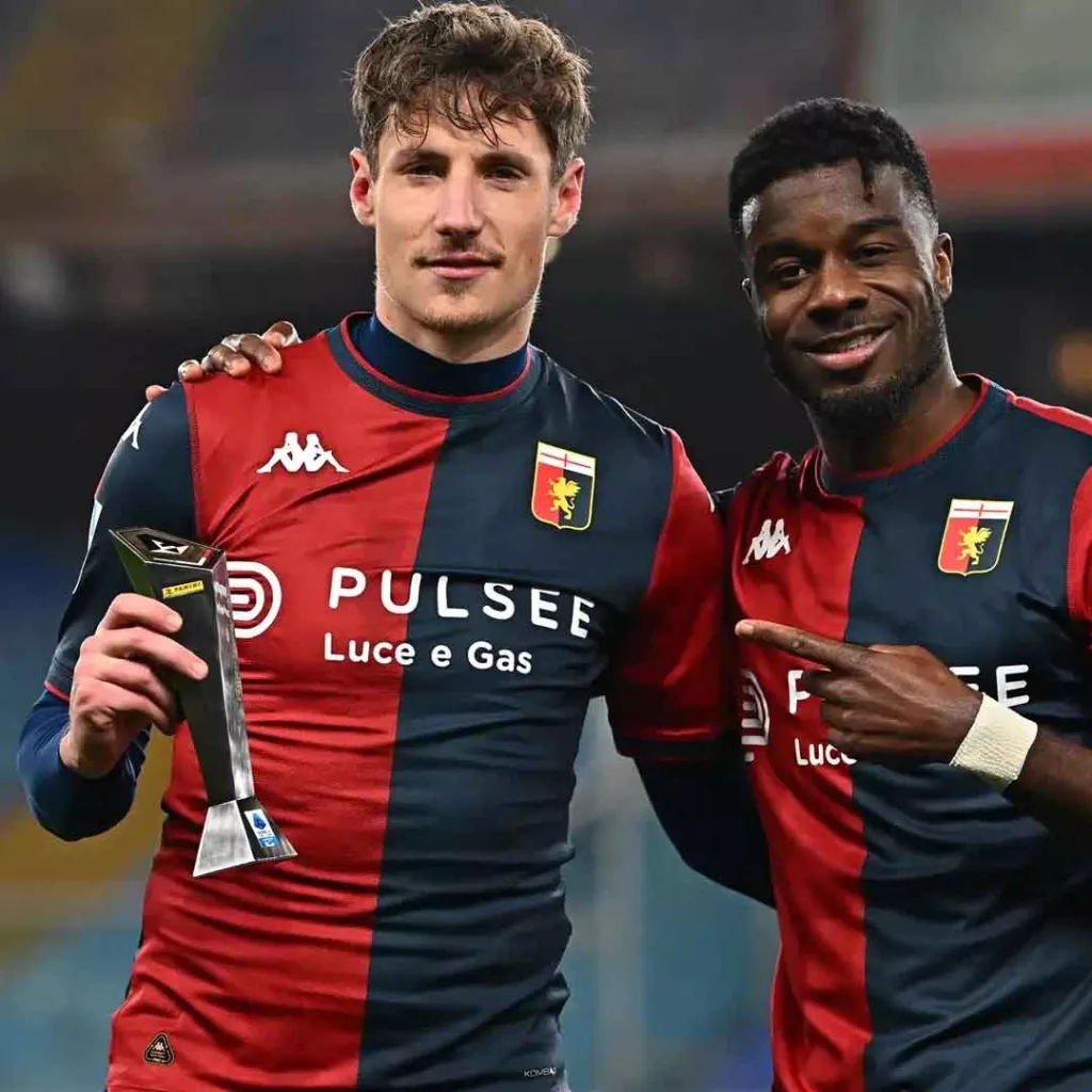 Jugadores del Genoa sostienen trofeo tras ganar al Venezia