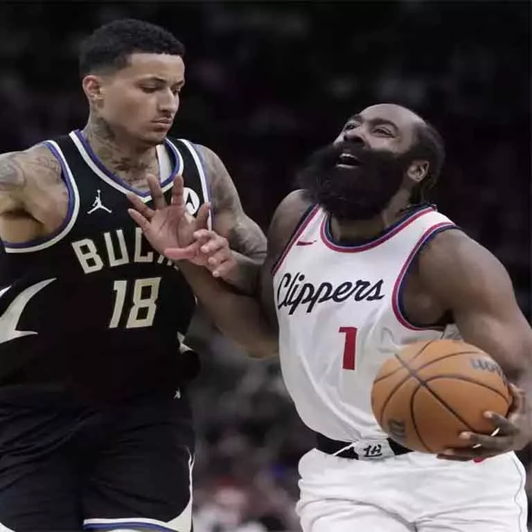 Kyle Kuzma de los Bucks y James Harden de los Clippers