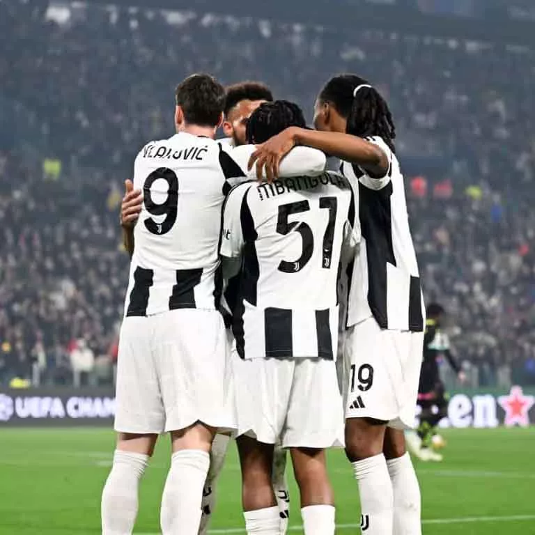 Jugadores de Juventus celebran victoria ante PSV en la Champions League