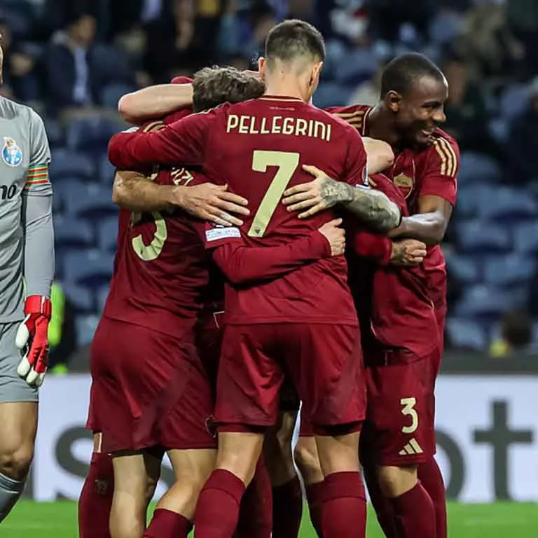 Jugadores del Porto celebran anotación frente a la Roma