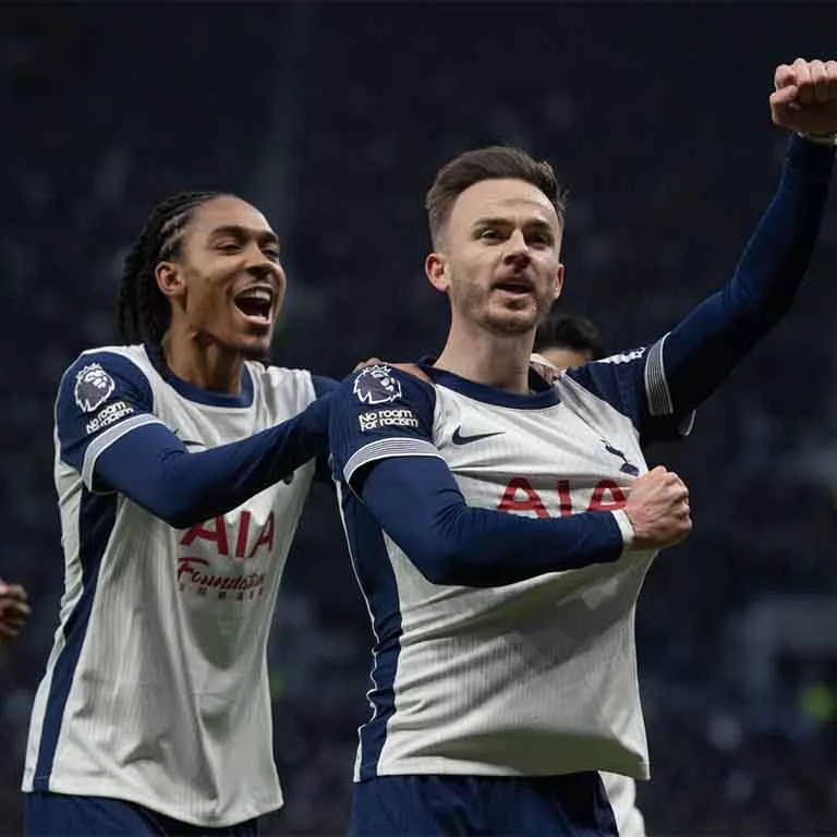 Jugadores del Tottenham celebran victoria sobre el Manchester United