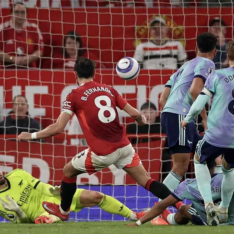 Bruno Fernandes anotando contra el Manchester United