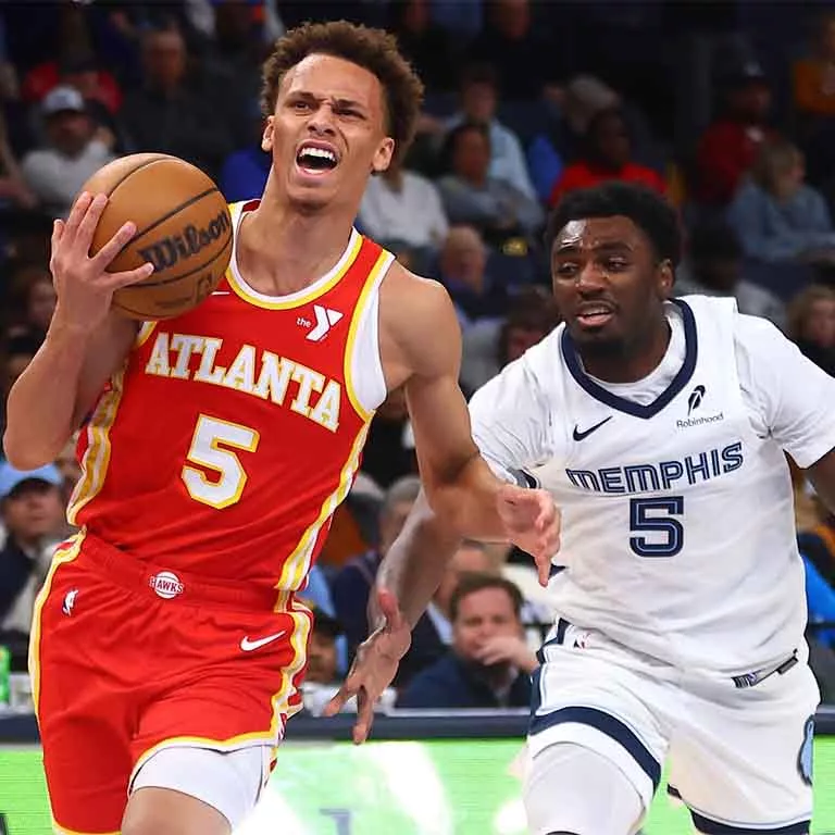 Dyson Daniels de los Hawks de Atlanta y Vince Williams Jr. de los Grizzlies de Memphis