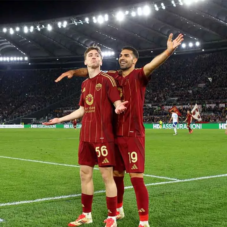 Jugadores de la Roma celebran victoria sobre el Como