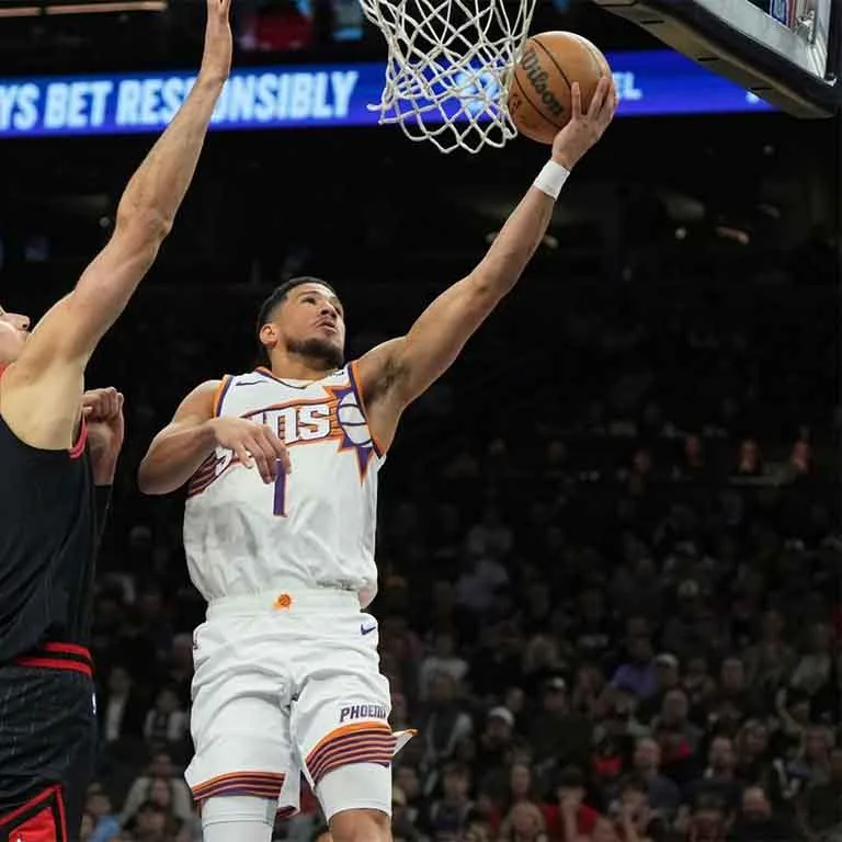 Jugador de los Suns de Phoenix anotando