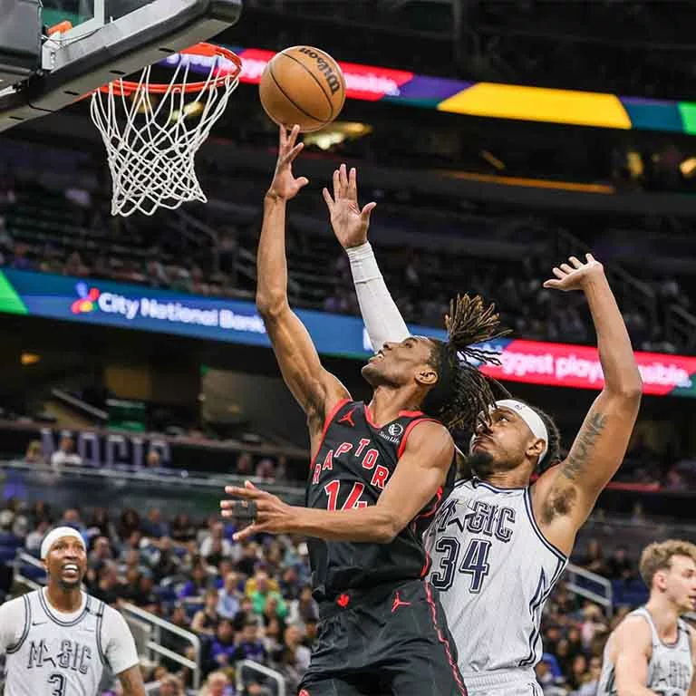 Ja'Kobe Walter de los Raptors y Wendell Carter Jr. del Magic